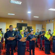 Awali Hari Pertama Kerja Tahun 2024, Pegawai Pengadilan Agama Majene Tanda Tangani Pakta Integritas